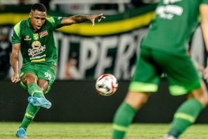 Rapor Diego dan Leo! Siapa yang Akan Didepak Persebaya di Paruh Musim?