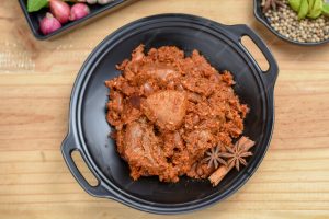 Enak Banget! 14 Tempat Makan Rendang Terbaik di Padang