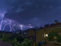 7 alasan rumah terkena petir, ketahui sebelum terlambat