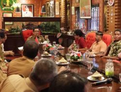 PASANG Seng dan Plastik Tetap, Pemilik Bangunan dan Petani Jatiluwih Temui Bupati Tabanan