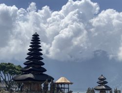 Keagungan Pura Ulun Danu Beratan: Harmoni Spiritual di Atas Air