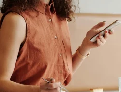 Perbedaan Stalking Biasa dan Obsesif, Kamu yang Mana?