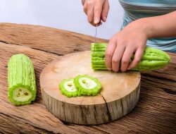 Mitos atau Fakta: Ibu Hamil Dilarang Makan Pare?