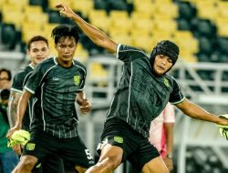 Pakai Helm Mirip Petr Cech, Rachmat Irianto Siap Berjuang Mati-Matian untuk Persebaya Surabaya Lawan Borneo FC