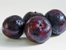 8 cara sederhana mengonsumsi plum yang bermanfaat