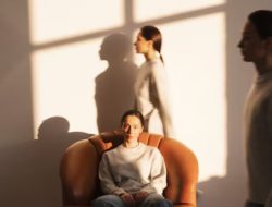 Orang Kesepian di Tempat Ramai Sering Lakukan 8 Perilaku Ini Tanpa Sadar