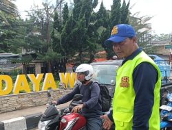 Wajah di Tengah Macet Puncak, Berdiri Seharian Usir Kemacetan