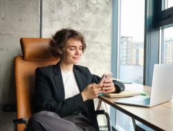 7 Karakteristik Orang yang Selalu Matikan Suara Ponsel, Menurut Psikologi