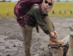 16 Gaya Outfit Naik Gunung untuk Wanita Hijab yang Sederhana Tapi Keren