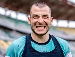 Kartu Merah Mihailo Perovic! Bomber Persebaya Bingung Usai Disikut Pemain Madura United