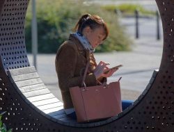 Tas Wanita: Kecil Tapi Penuh Cerita Hidup