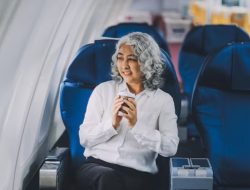 8 Hal yang Sering Dilakukan Orang Tua Saat Naik Pesawat dan Diharapkan Pramugari Berhenti