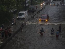 Harian Terendam Banjir, Daan Mogot Jadi Sungai yang Bikin Warga Marah