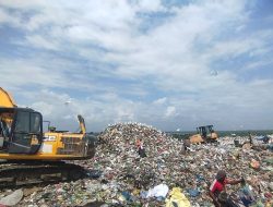 Ika Berjualan Es Sambil Memungut Sampah untuk Keluarga