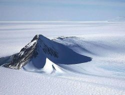 Peta Terbaru Ungkap Rahasia Bawah Es Antarktika