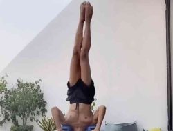 Hati-hati dengan headstand, jangan sampai saraf terjepit!