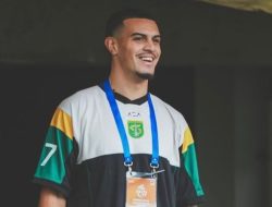 Pesan Gustavo Fernandes untuk Bonek! Menara Persebaya Tinggi 1,95 Meter