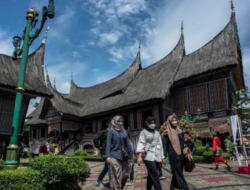 Libur Nataru, TMII Penuh Sesak dengan Antrean Panjang