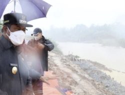 Kewalahan Atasi Tanggul Jebol Sungai Citaum, Plt Bupati Bekasi Minta Bantuan KDM