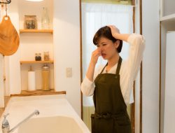 Dari bau apek hingga bercak hitam, 7 tanda rumah lembap