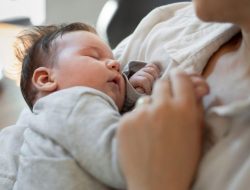 Penyebab Bayi Tidak Menyusu dan Terus Tidur