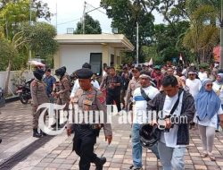 Tiga Berita Terpopuler Padang: Demo Pedagang, Keuntungan Penjual Bunga, dan Harapan Korban Banjir