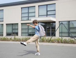 Anak yang Berjalan Kaki ke Sekolah Sendirian Memiliki 7 Sifat Kemandirian Ini, Menurut Psikologi