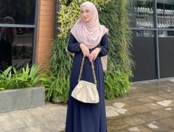 Gamis Navy Cocok Dengan Jilbab Warna Apa? 8 Pilihan Ini!