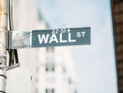 Wall Street Melemah, Saham Teknologi Berfluktuasi