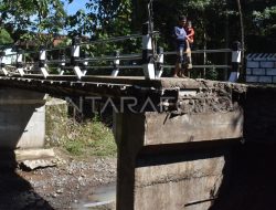 Jembatan Semarang-Purwodadi Tumbang Akibat Banjir