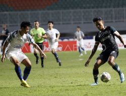 LA Mania Serbu Lapangan Usai Imbang Lawan PSIS, Beri Respons Mencengangkan