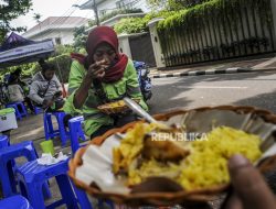 Ratusan Ibu-ibu Menunggu Berjam-Jam untuk Nasi Rp11 Ribu, Banyak yang Kecewa