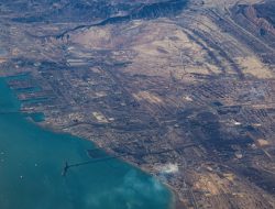 Harga minyak global melonjak setelah penutupan kilang Aramco dan Selat Hormuz