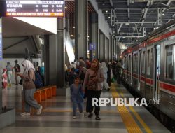 Libur Lebaran, Warga Padati KRL untuk Silaturahmi