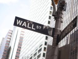 Indeks Wall Street turun 1,5 persen, harga minyak mendekati USD 100 per barel