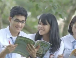 Kunci Jawaban B Indonesia Kelas 11: Cerpen Makam Herman RN Halaman 107