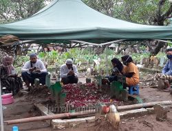 Duduk di Samping Makam, Mata Habib Jafar Mengalirkan Pilu Saat Memandang Nisan Vidi Aldiano