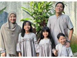 Desta dan Natasha Rizky Jadi Sorotan Lebaran dengan Busana Seragam