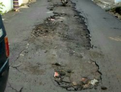 Jalan Raya Sentani Tenggelam, Warga Berperahu di Aspal