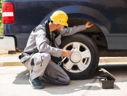 5 tanda ban mobil perlu diganti meski tapak tebal