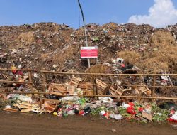 Warga keluhkan gunungan sampah di Pasar Kramat Jati: sesak napas