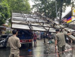 Kabel Listrik Selamatkan Warga dari Jatuhnya Reklame di Bandung