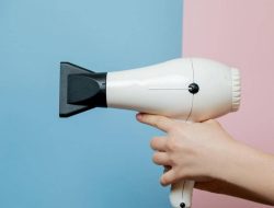 6 Kesalahan Penggunaan Hair Dryer yang Merusak Rambut
