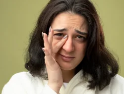 Cara menghilangkan kantung mata kendur