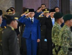 Jenazah Prajurit TNI Gugur di Lebanon Tiba di Rumah Duka, Istri Menangis di Samping Peti