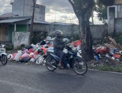 Warga Girian Bitung Kesal dengan Bau Busuk di Jalan Rusak